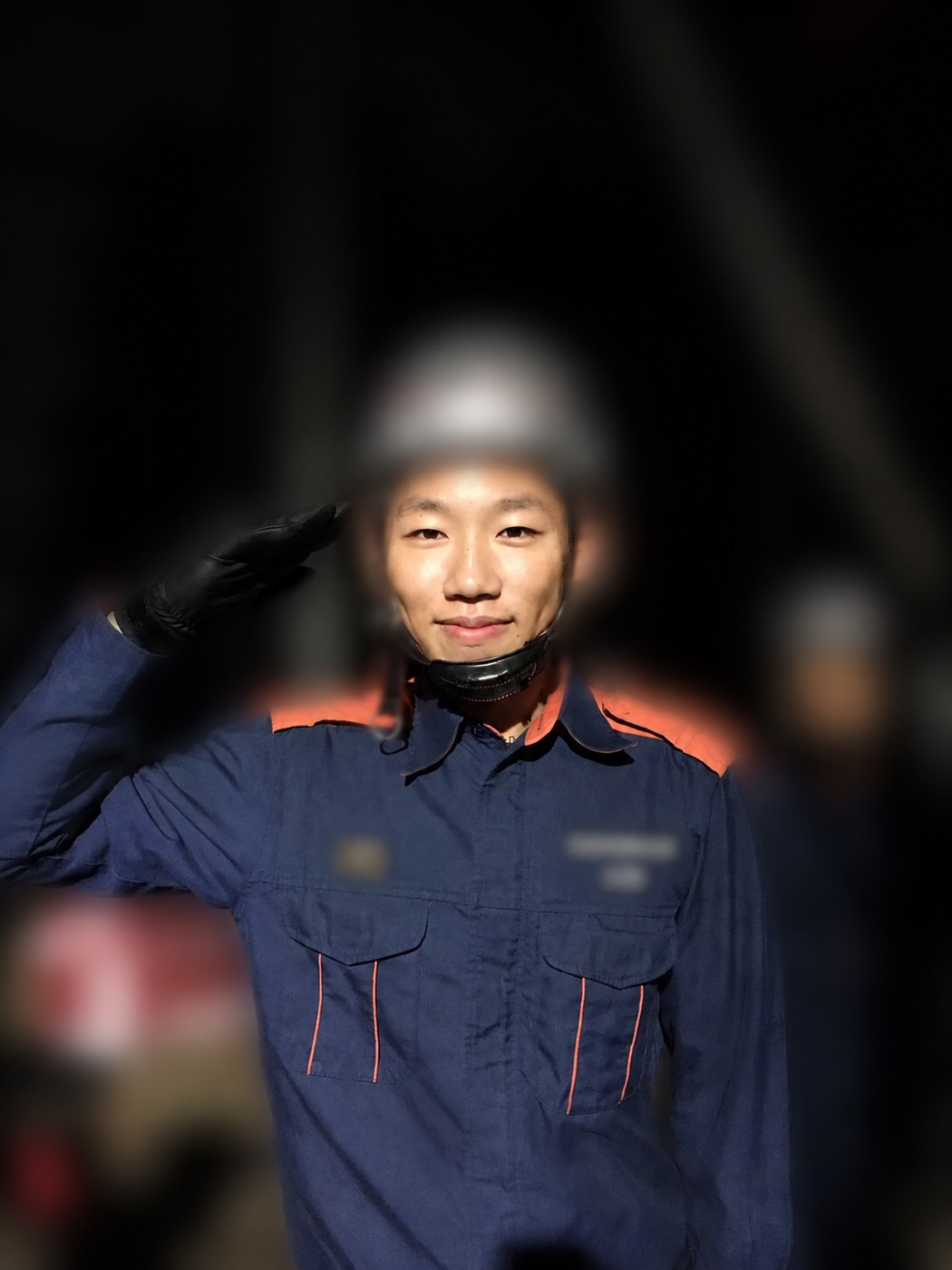 活動服で敬礼する消防士時代のぼく